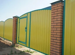 Желтый профильный забор с калиткой