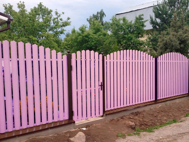 Забор для дачи из штакетника и профнастила с калиткой